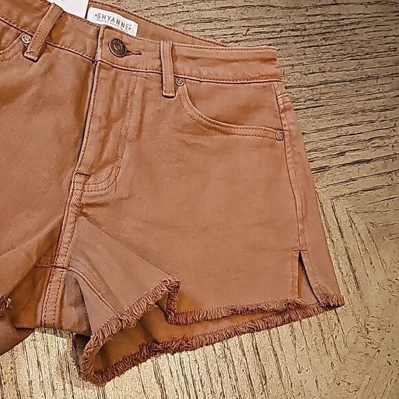 Shayanne brown denim shorts size 27 runs more like 26 - Picture 3 of 10